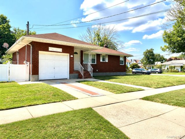  3 BR,  1.00 BTH &nbsp;Ranch style home in Hempstead