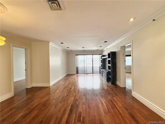  2 BR,  3.00 BTH &nbsp;Garden style home in Great Neck