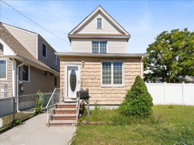  4 BR,  4.00 BTH &nbsp;Colonial style home in Howard Beach