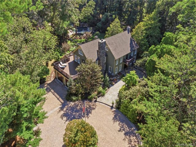  5 BR,  6.00 BTH &nbsp;Mini estate style home in Setauket