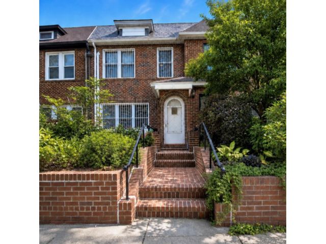  3 BR,  3.00 BTH &nbsp;Colonial style home in Forest Hills