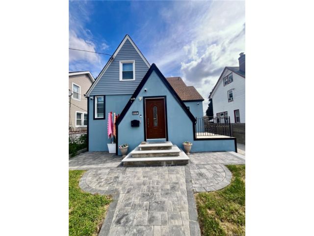  5 BR,  3.00 BTH &nbsp;Cape cod style home in Laurelton