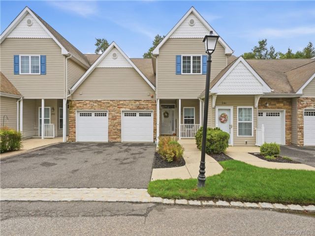  2 BR,  2.00 BTH &nbsp;Condo style home in Mount Sinai
