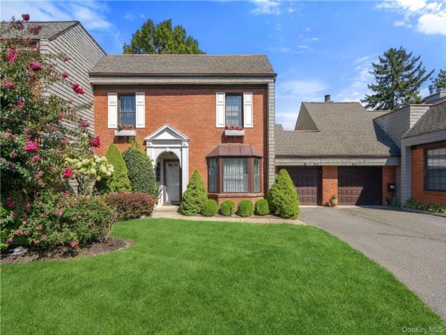  3 BR,  3.00 BTH &nbsp;Condo style home in Bay Shore