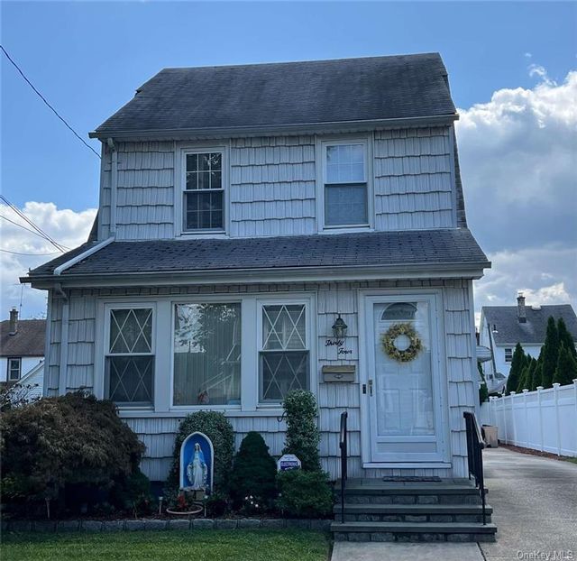  1 BR,  1.00 BTH &nbsp;Includes legal  style home in Williston Park