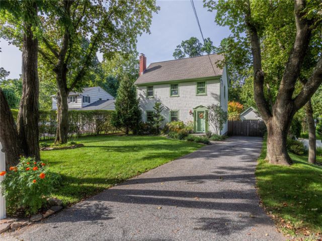  4 BR,  3.00 BTH &nbsp;Colonial style home in East Setauket