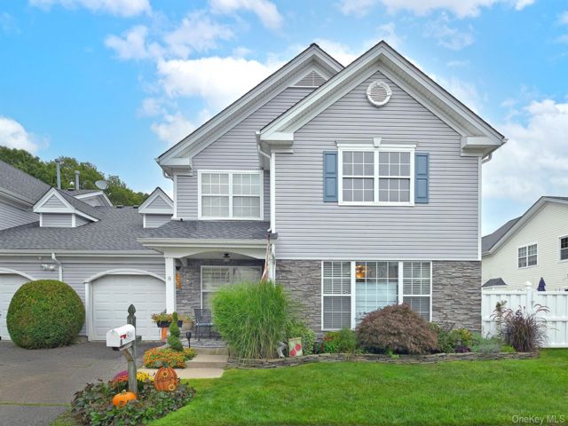  2 BR,  2.00 BTH &nbsp;Condo style home in Middle Island