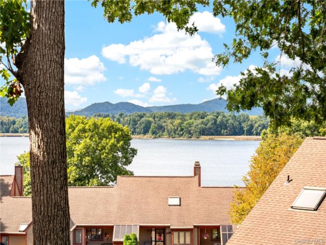  2 BR,  2.00 BTH &nbsp;Condo style home in Ossining