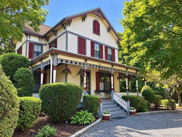  5 BR,  6.00 BTH &nbsp;Carriage house style home in East Williston