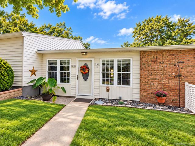  2 BR,  1.00 BTH &nbsp;Garden style home in Ridge