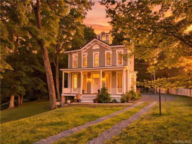  4 BR,  3.00 BTH &nbsp;Colonial style home in West Nyack