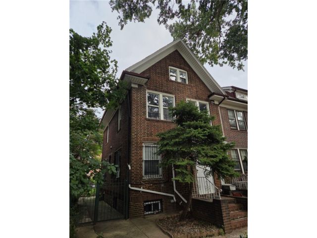  5 BR,  2.00 BTH &nbsp;House style home in Jackson Heights