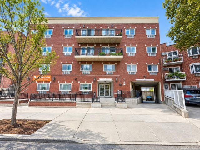  2 BR,  2.00 BTH &nbsp;High rise style home in Elmhurst