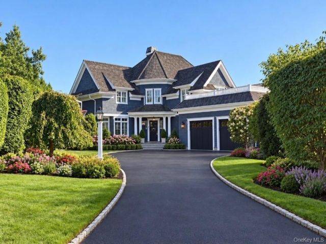  5 BR,  6.00 BTH &nbsp;Colonial style home in West Islip