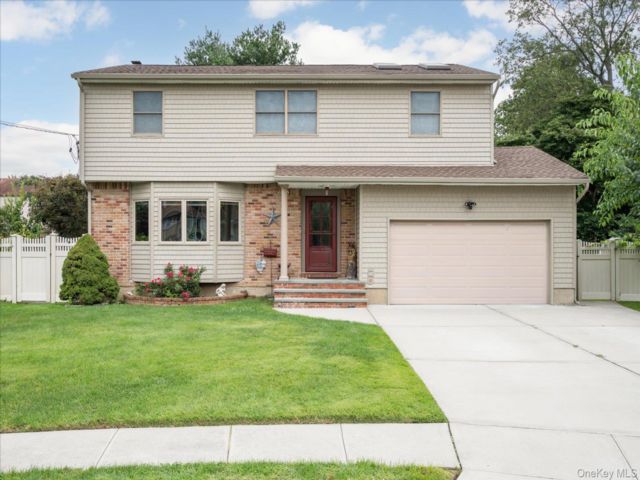  4 BR,  3.00 BTH &nbsp;Colonial style home in North Babylon