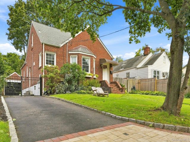  4 BR,  2.00 BTH &nbsp;Cape cod style home in Huntington Station