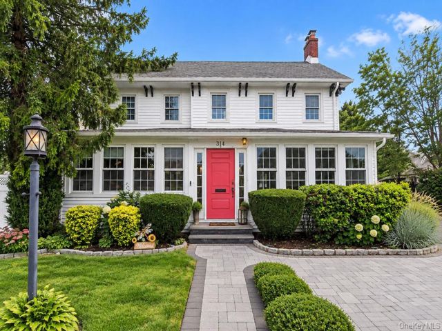  5 BR,  2.00 BTH &nbsp;Colonial style home in East Rockaway