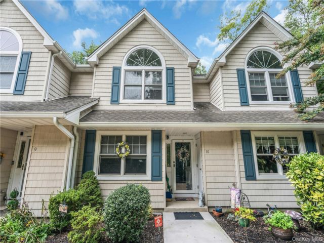  2 BR,  2.00 BTH &nbsp;Condo style home in Amityville