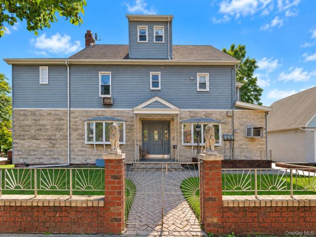  5 BR,  4.00 BTH &nbsp;Colonial style home in Flushing