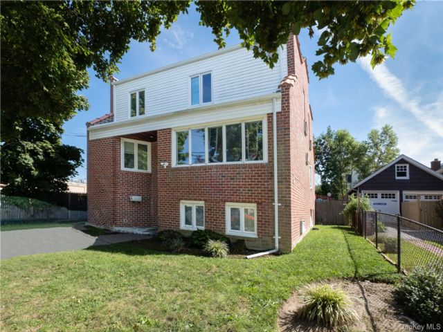  6 BR,  3.00 BTH &nbsp;Contemporary style home in City Island