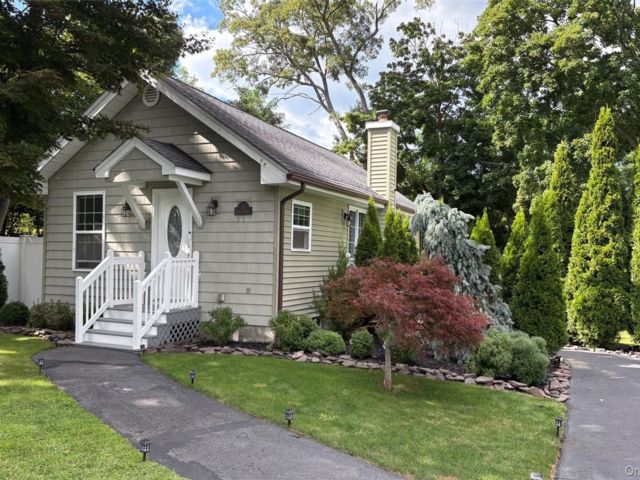  3 BR,  1.00 BTH &nbsp;Bungalow style home in Nesconset