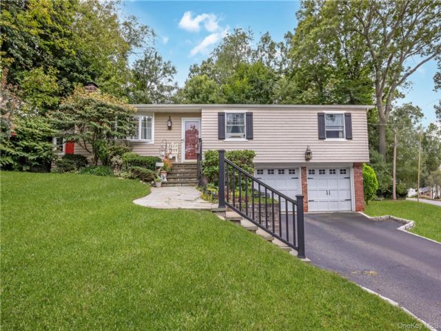  3 BR,  2.00 BTH &nbsp;Hi ranch style home in Ronkonkoma