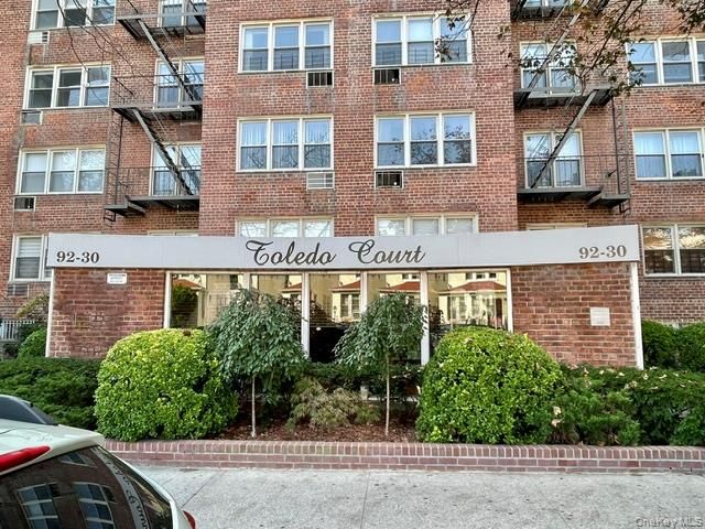  1 BR,  1.00 BTH &nbsp;High rise style home in Elmhurst