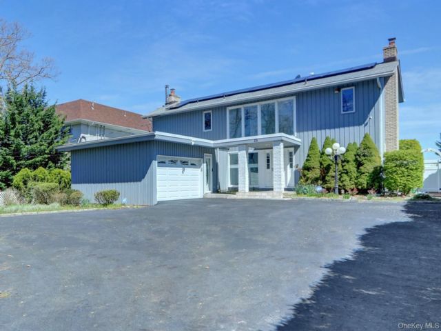  5 BR,  3.00 BTH &nbsp;Colonial style home in Rocky Point
