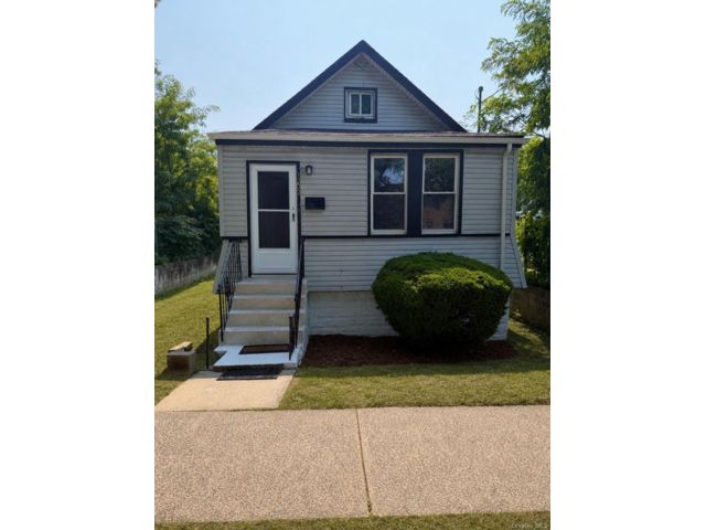  4 BR,  2.00 BTH &nbsp;Cape cod style home in Jamaica