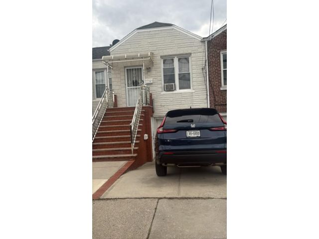  1 BR,  1.00 BTH &nbsp;Colonial style home in Floral Park