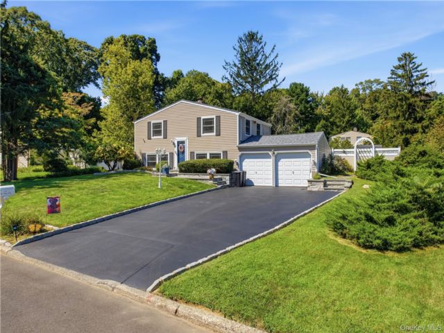  3 BR,  2.00 BTH &nbsp;Hi ranch style home in Stony Brook