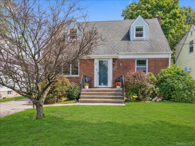  5 BR,  2.00 BTH &nbsp;Exp cape style home in East Rockaway