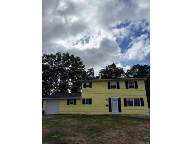  4 BR,  3.00 BTH &nbsp;Colonial style home in Ronkonkoma