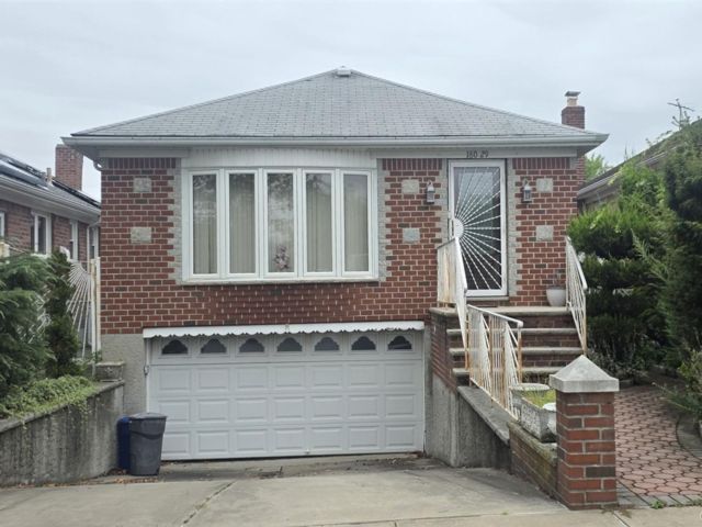  3 BR,  2.00 BTH &nbsp;Raised ranch style home in Whitestone