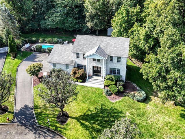  4 BR,  4.00 BTH &nbsp;Colonial style home in Valley Cottage