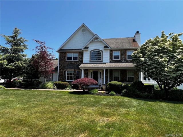  4 BR,  4.00 BTH &nbsp;Contemporary style home in Port Jefferson Station