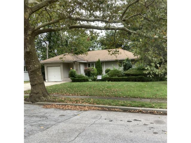  3 BR,  3.00 BTH &nbsp;Exp ranch style home in Valley Stream