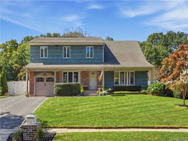  4 BR,  2.00 BTH &nbsp;Colonial style home in Kings Park