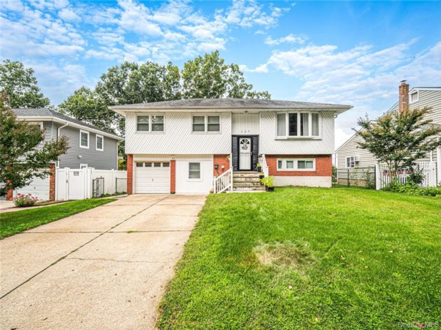  4 BR,  2.00 BTH &nbsp;Hi ranch style home in South Huntington