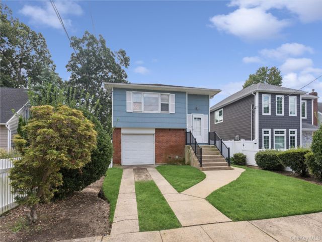  4 BR,  2.00 BTH &nbsp;Hi ranch style home in Merrick