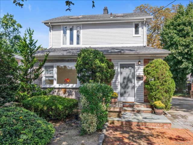  5 BR,  2.00 BTH &nbsp;Colonial style home in Baldwin