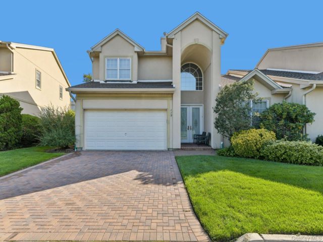  3 BR,  3.00 BTH &nbsp;Condo style home in Melville