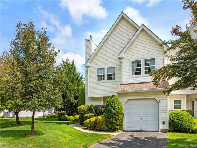  3 BR,  3.00 BTH &nbsp;Condo style home in East Setauket