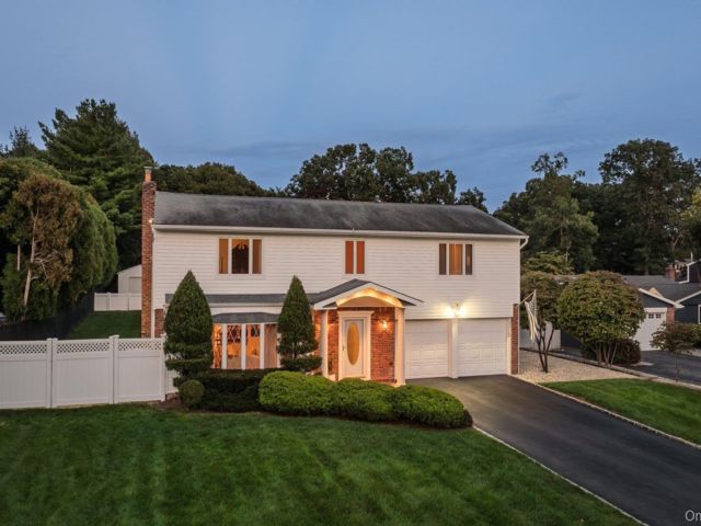 [Hauppauge Real Estate, listing number 7344298]