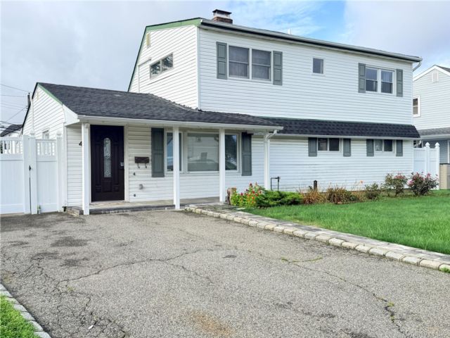  4 BR,  2.00 BTH &nbsp;Exp cape style home in Levittown