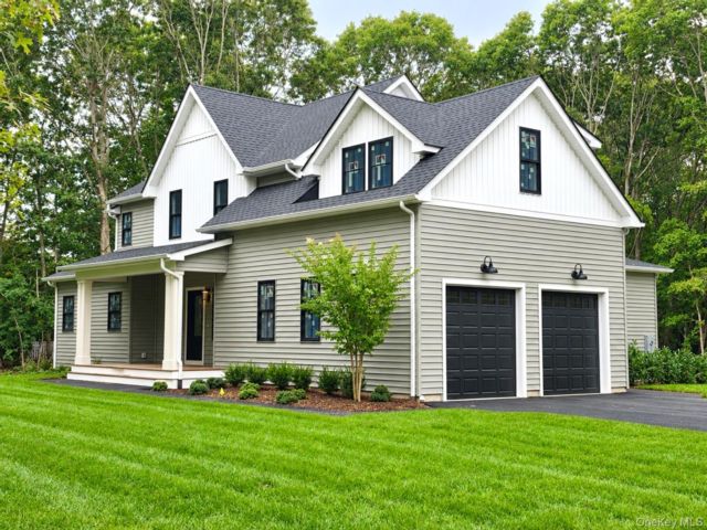  4 BR,  4.00 BTH &nbsp;Farmhouse style home in Manorville