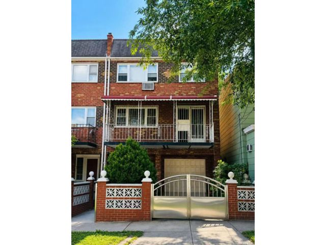  5 BR,  5.00 BTH &nbsp;House style home in Woodside