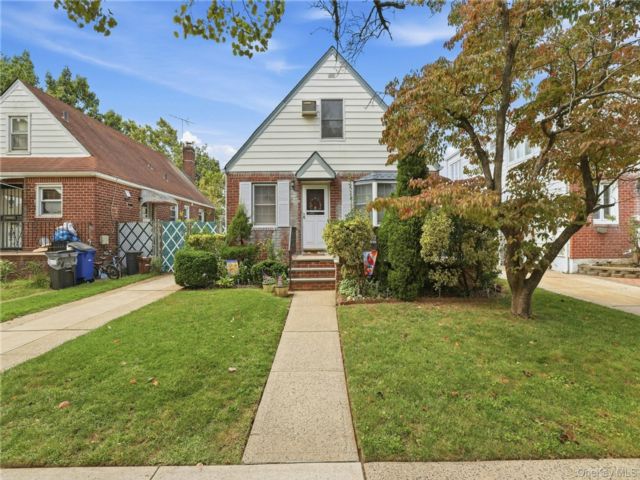  4 BR,  2.00 BTH &nbsp;Cape cod style home in Glen Oaks