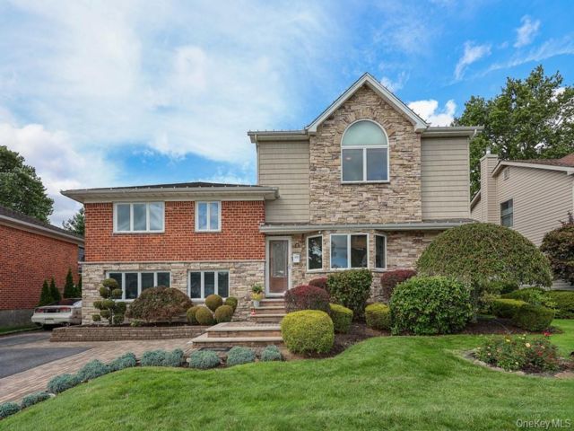  4 BR,  4.00 BTH &nbsp;Split ranch style home in Syosset