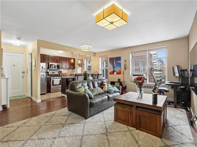 1 BR,  1.00 BTH &nbsp;Mid rise style home in Forest Hills